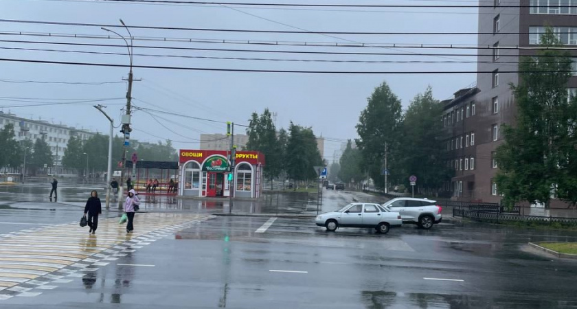    В ГАИ поставили точку: необходимо ли пропускать пешехода, который стоит на тротуаре — штраф 3000 рублей