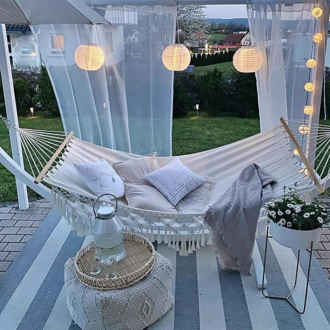 Шезлонги в беседках