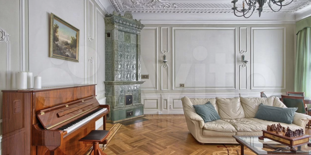 Дурнообставленная, историческая пятикомнатная квартира на Петроградской стороне