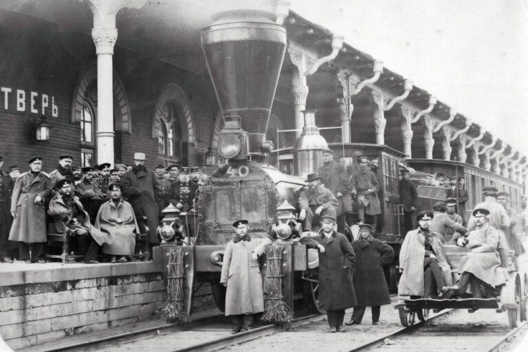 Сборка паровозов на Путиловском заводе, начало XX века