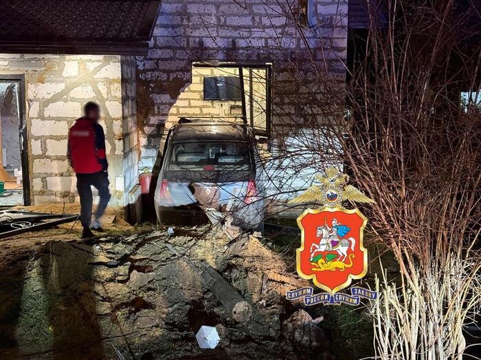 В Волоколамске мужчина на авто въехал в частный дом. Фото © Telegram / Подмосковная полиция