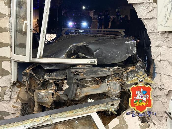 В Волоколамске мужчина на авто въехал в частный дом. Фото © Telegram / Подмосковная полиция