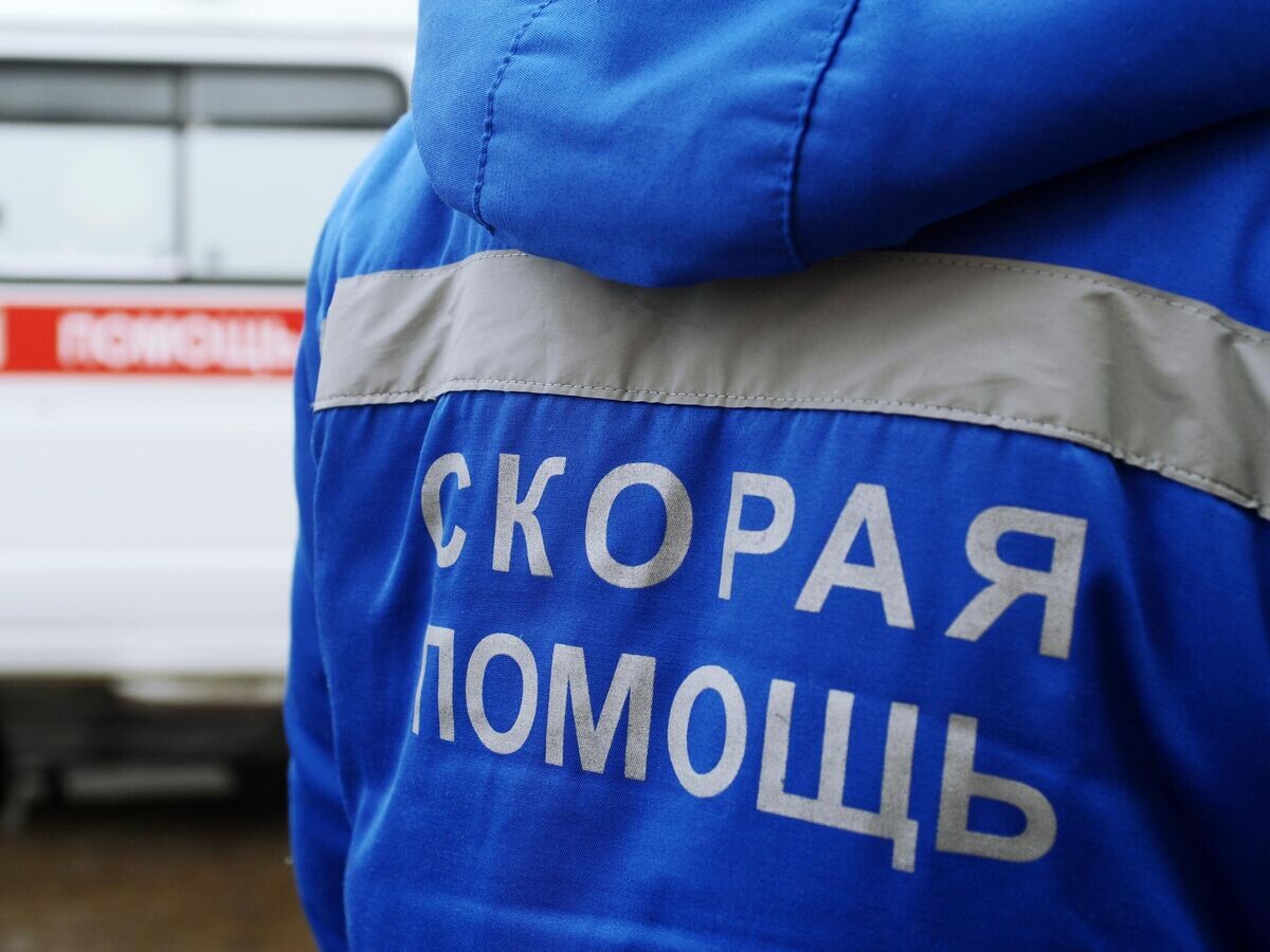    Медик около автомобиля скорой медицинской помощи © РИА Новости / Алексей Сухоруков