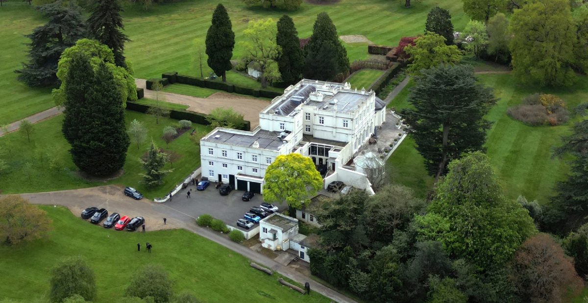 Резиденция Ройал-Лодж, где принц Эндрю с бывшей женой жили много лет всего лишь за перчинку в месяц. Фотография из открытого источника. 