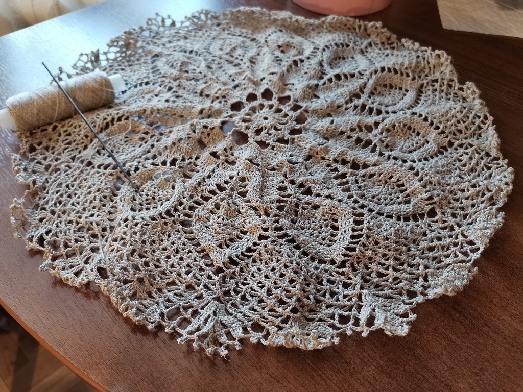 Вот она, только её закончила. Салфетка ещё неровная, волнистая, но стирка и обработка крахмалом всё исправят.