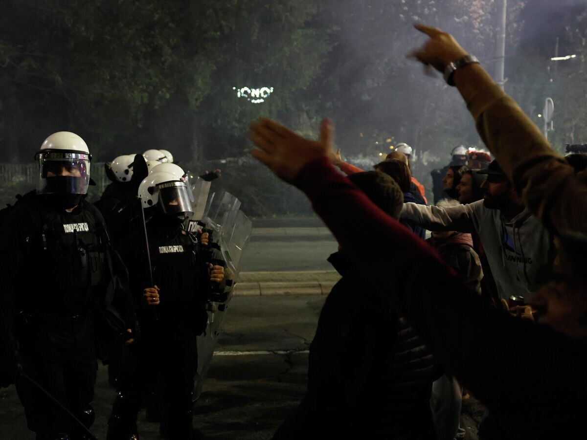    Полиция и протестующие у здания Скупщины в Белграде, Сербия© AP Photo / Marko Drobnjakovic