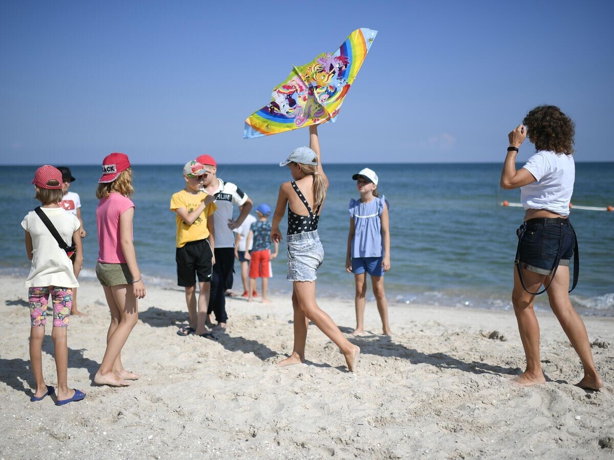    Дети играют на пляже в детском лагере "Юность"© РИА Новости / Константин Михальчевский