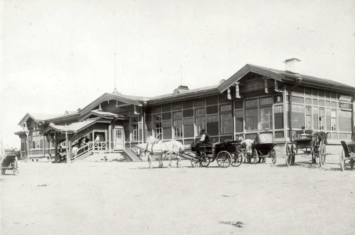    Извозчики у вокзала