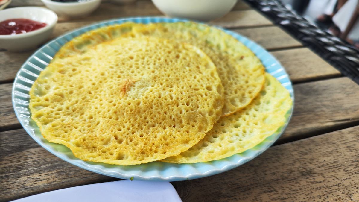 Это не Роти. Это классические блины в отеле на пляже Зоклет, в который мы сбежали на сутки из шумного Нячанга 😉 Фотографии роти не оказалось - быстро съели 😜