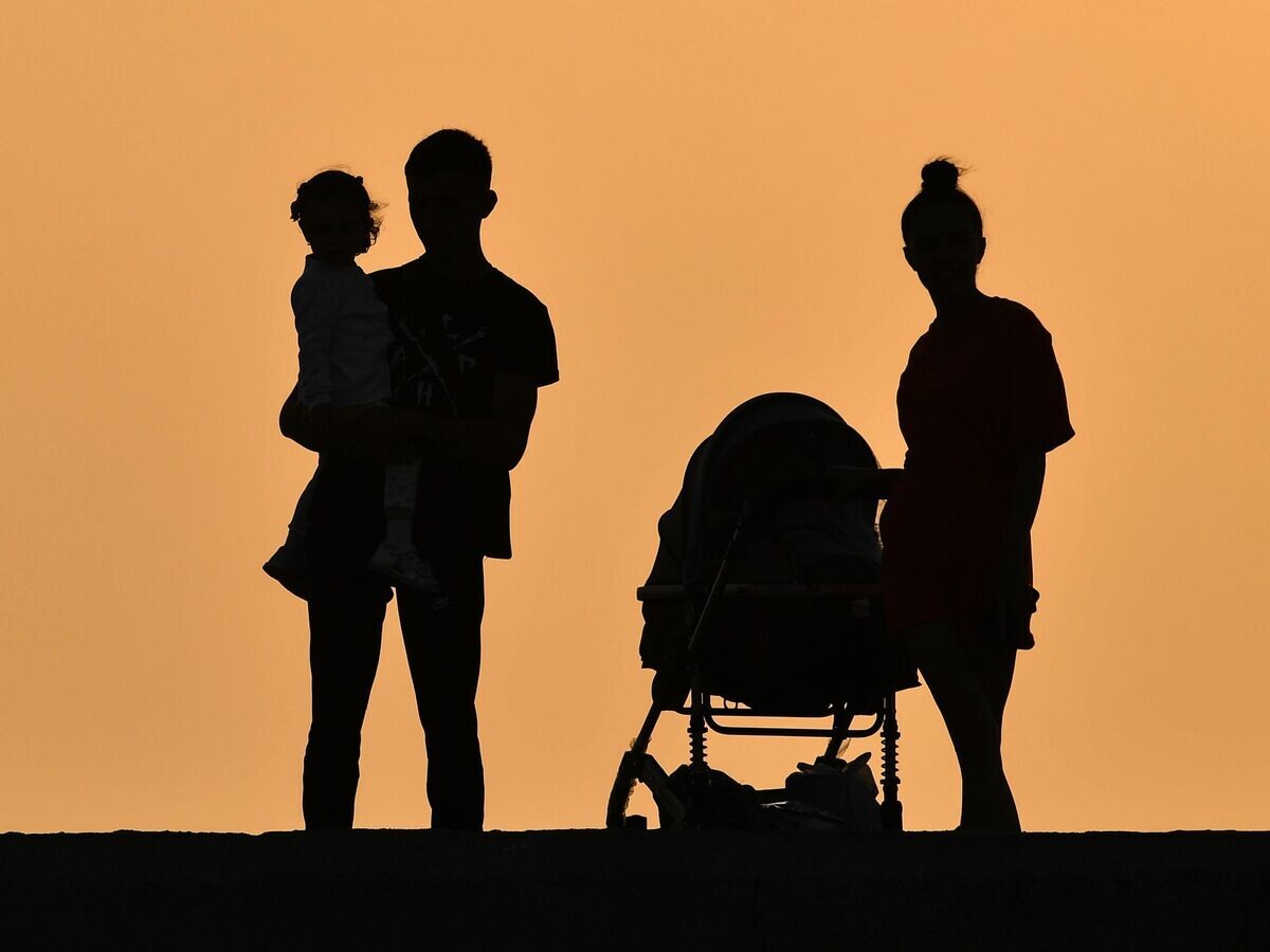    Молодая семья с детьми © РИА Новости / Константин Михальчевский