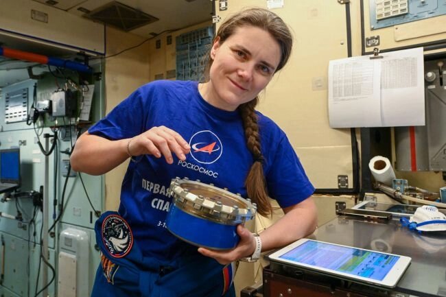   Анна Кикина наравне с другими членами экипажа отрабатывает задачи. Фото: Центр подготовки космонавтов им. Ю.А.Гагарина