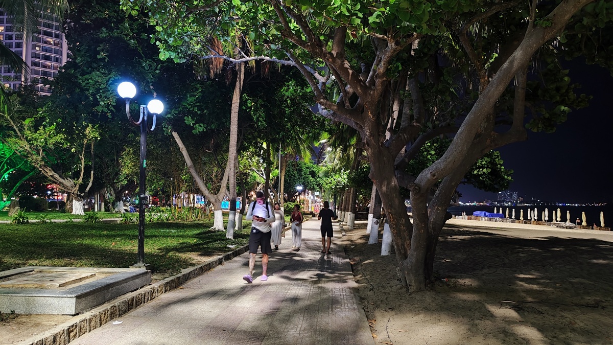 Вечерняя набережная Нячанга.