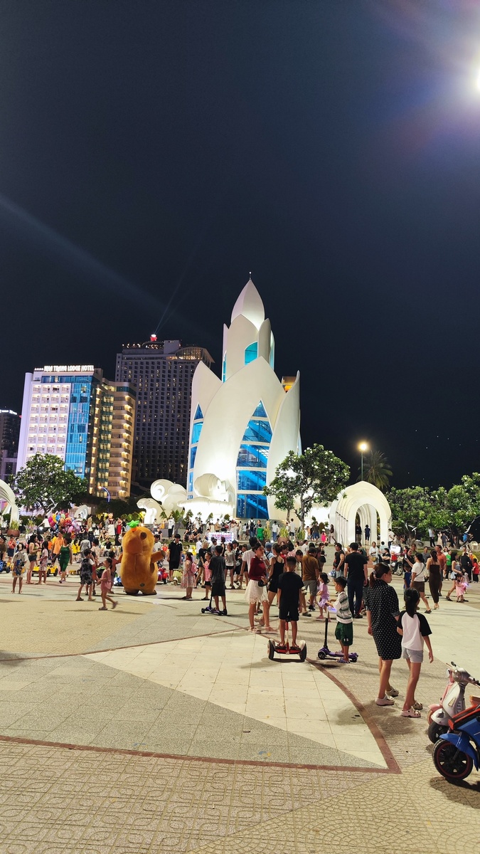Площадь у башни Лотос по вечерам.
