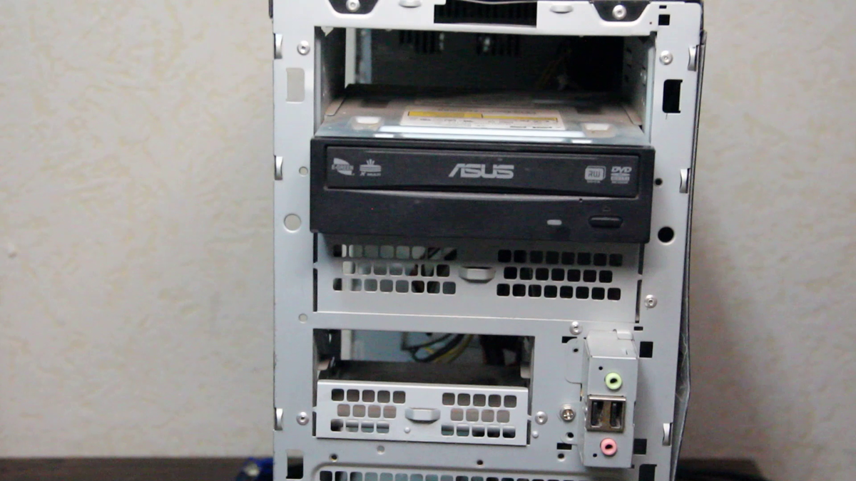 передняя панель отсутстсвует