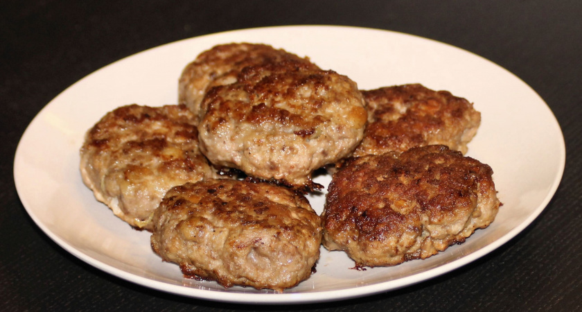    Еврейские хозяйки готовят котлеты всего из двух ингредиентов: получаются нежные и воздушные