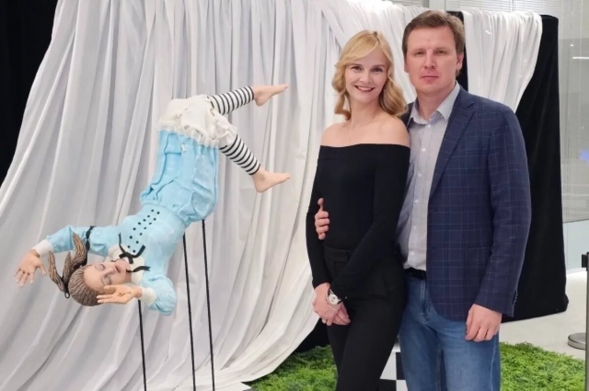    Сделать шоколадную Алису Анастасии очень помогал супруг.