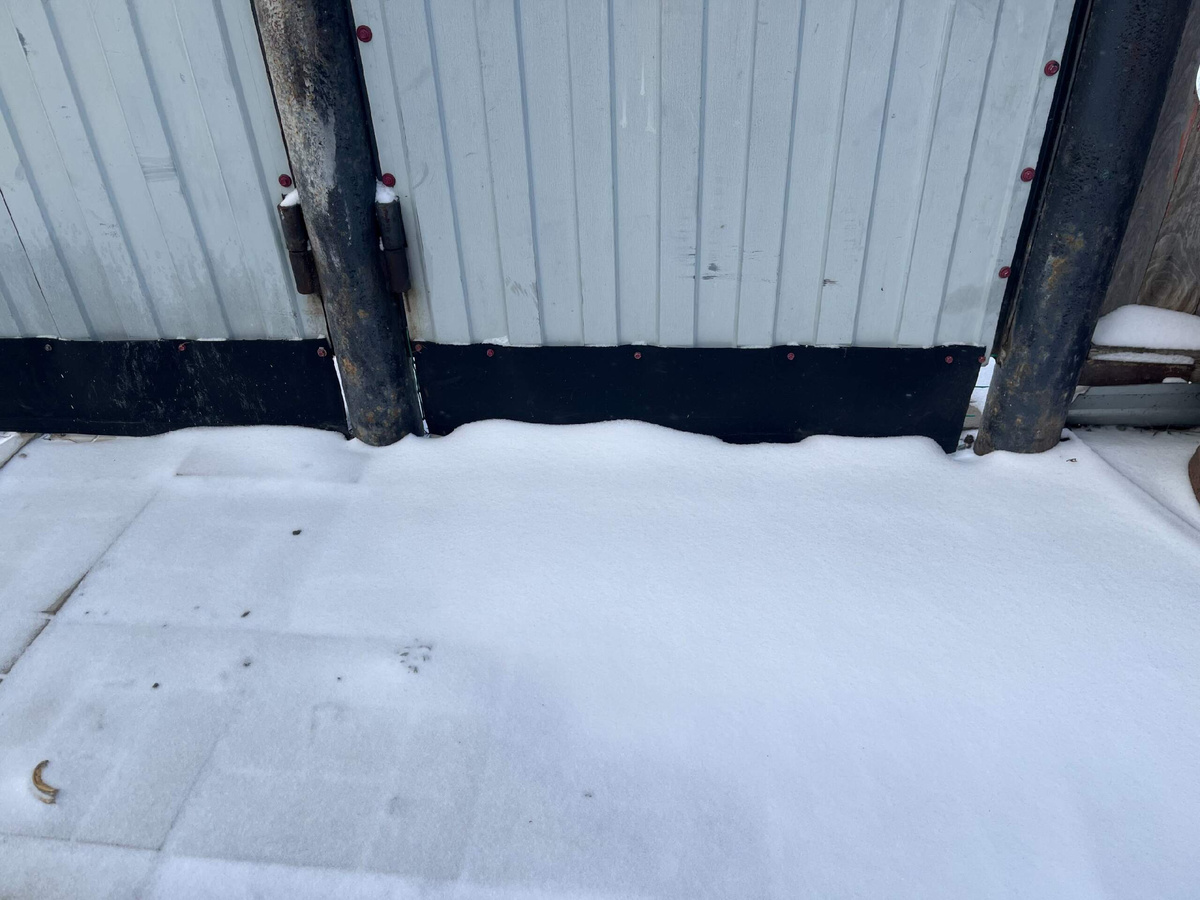 А у калитки даже сугробчик намело.  фото автора