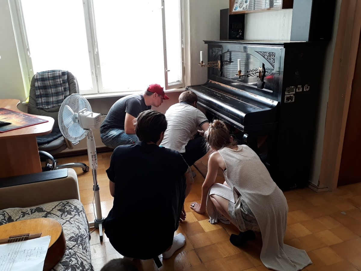 А у нас в этой комнате стояло пианино, его мы приобрели вместе с квартирой, и вот так продавали:)