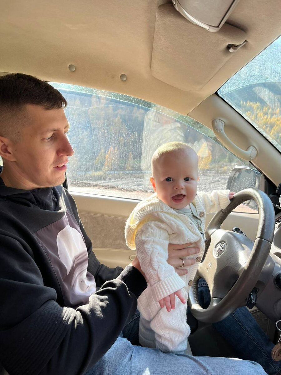 Постановочное фото юного водителя