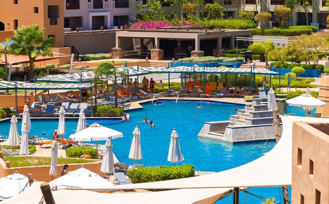 У отеля красивая территория, есть, где погулять