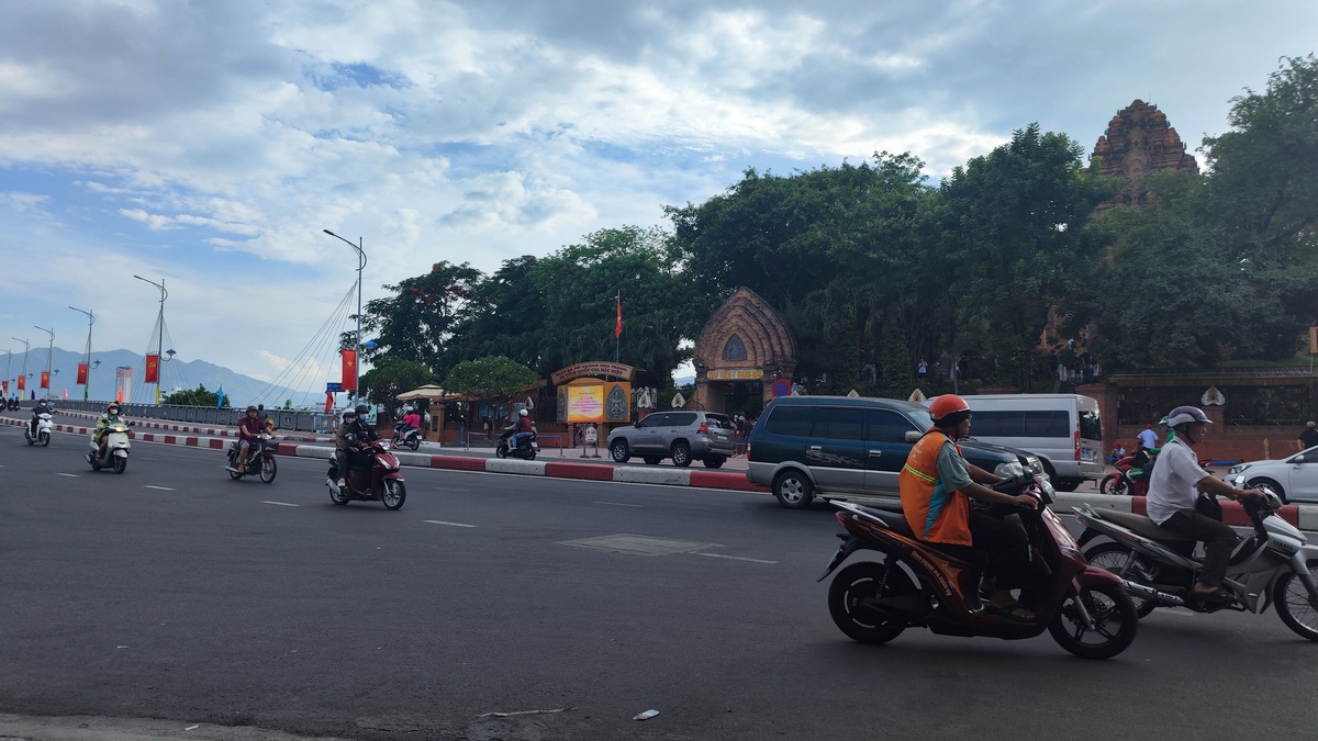 Выбрались из нетуристического квартала прямо к башням Понагар.