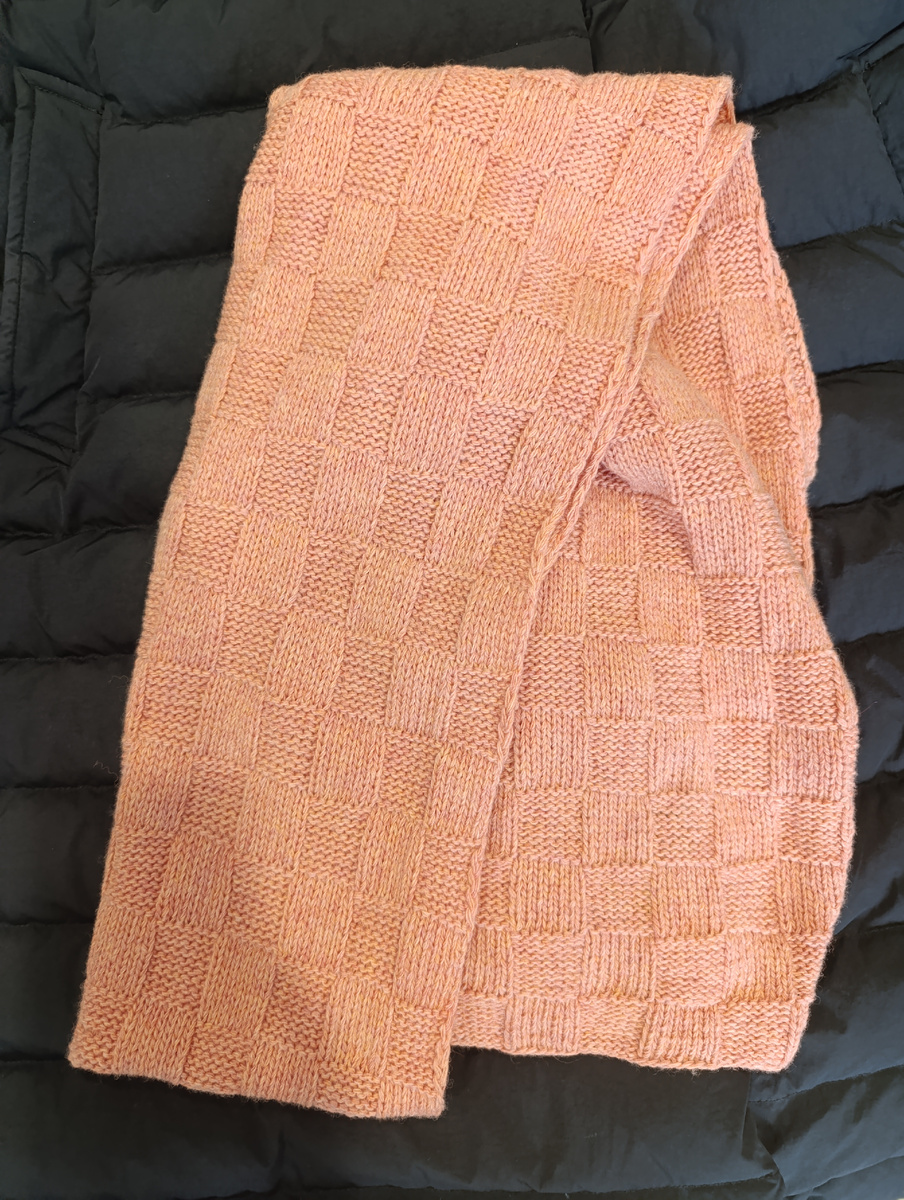 Шарф тонкий ношу складывая в два сложения под пуховик