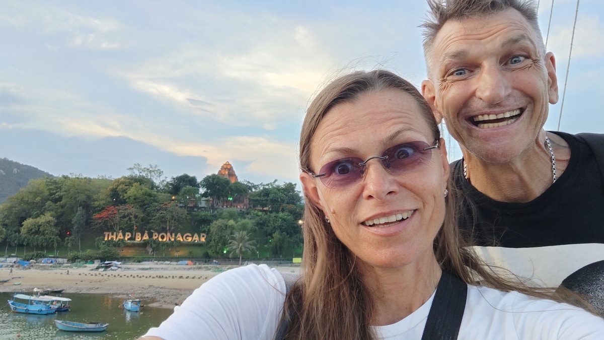 Вот такие у нас были удивленные лица на подходе к рыбацкой деревне ))