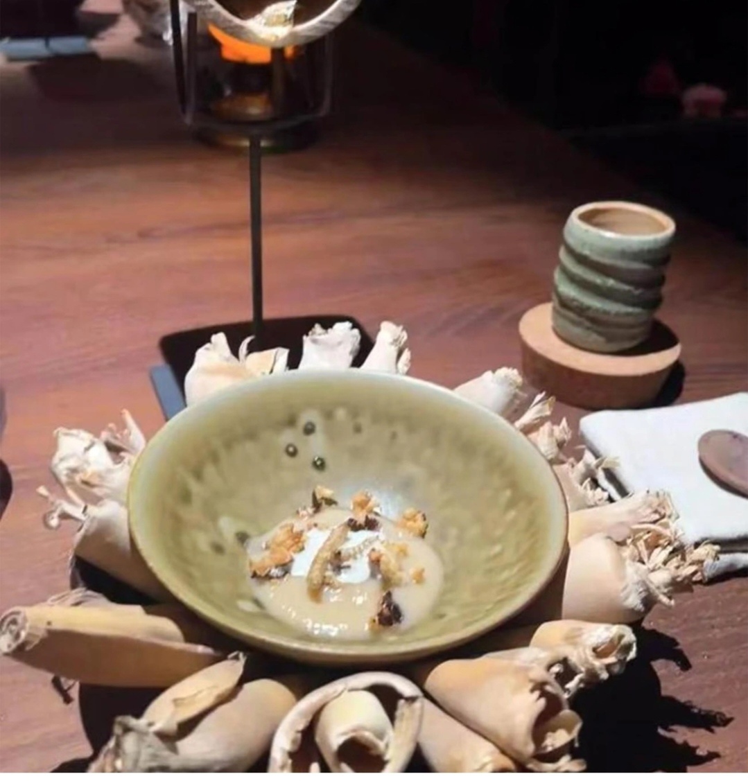 Блюдо из личинок.фото находится в открытом доступе 