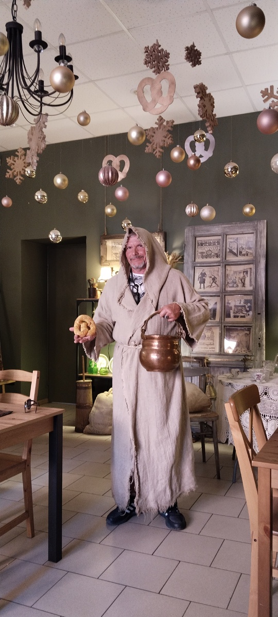 Мой супруг в образе монаха 🤦😂