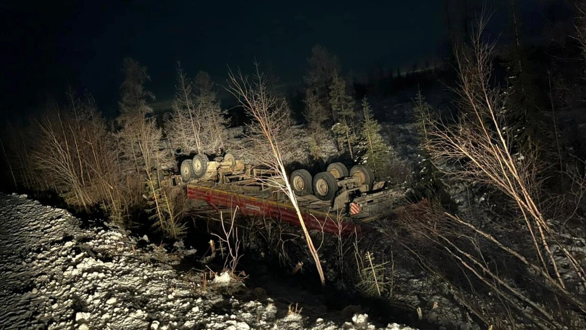    Водитель грузовика не справился с управлением. Фото: Госавтоинспекция ЯНАО