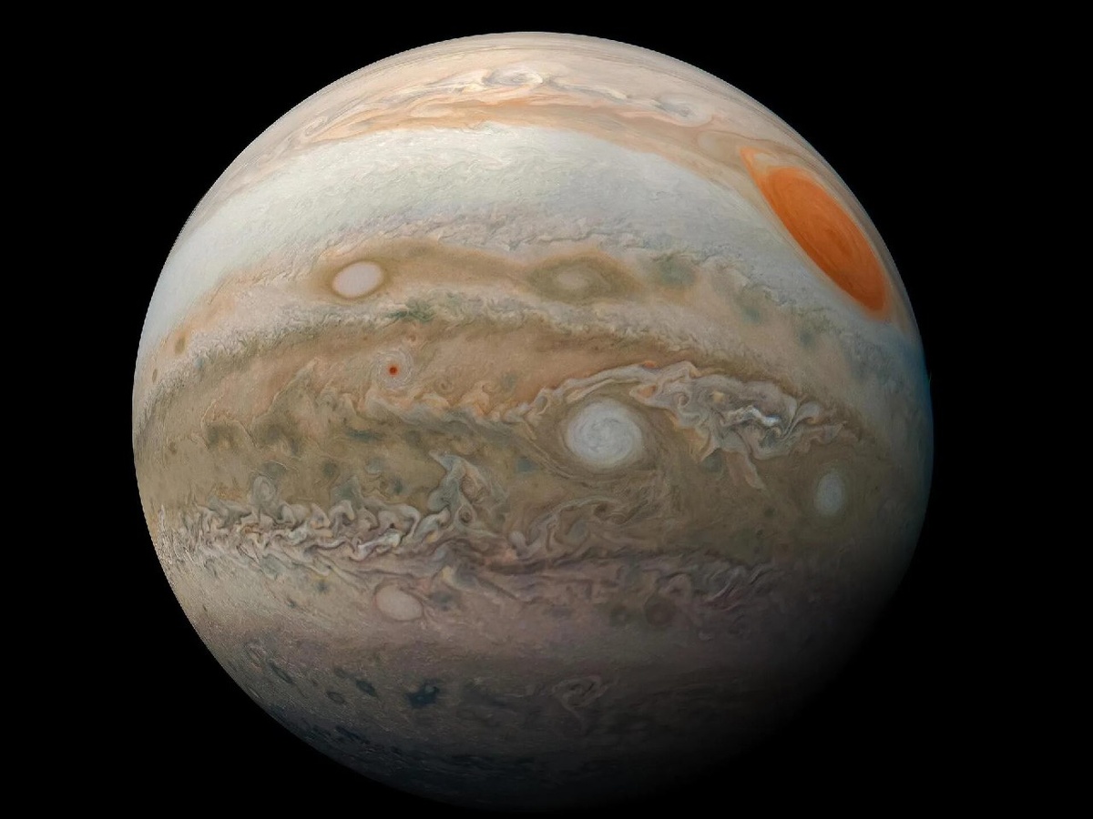 Юпитер — самая большая планета в нашей Солнечной системе
Юпитер — это пятая планета от Солнца и крупнейшее небесное тело в нашей солнечной системе. Ее маса превышает массу всех остальных планет вместе взятых примерно в 2,5 раза, а диаметр составляет около 143 000 километров, что примерно в 11 раз больше диаметра Земли. Юпитер — газовый гигант, что означает, что его состав главным образом состоит из водорода и гелия, и у него нет твердой поверхности, как у планет земного типа.
