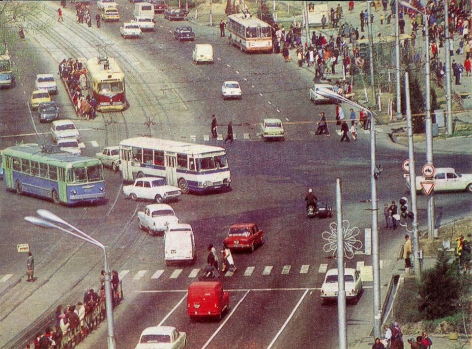 Один перекрёсток и люди одни...