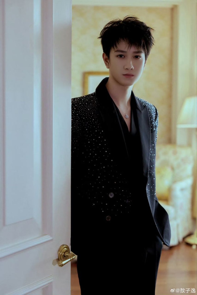 Актёр Ао Цзыи. 22 года. Смотрите галерею...