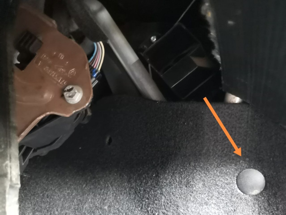 Печка, при направлении потока воздуха вентилятора вниз, дует куда угодно, только не в ноги