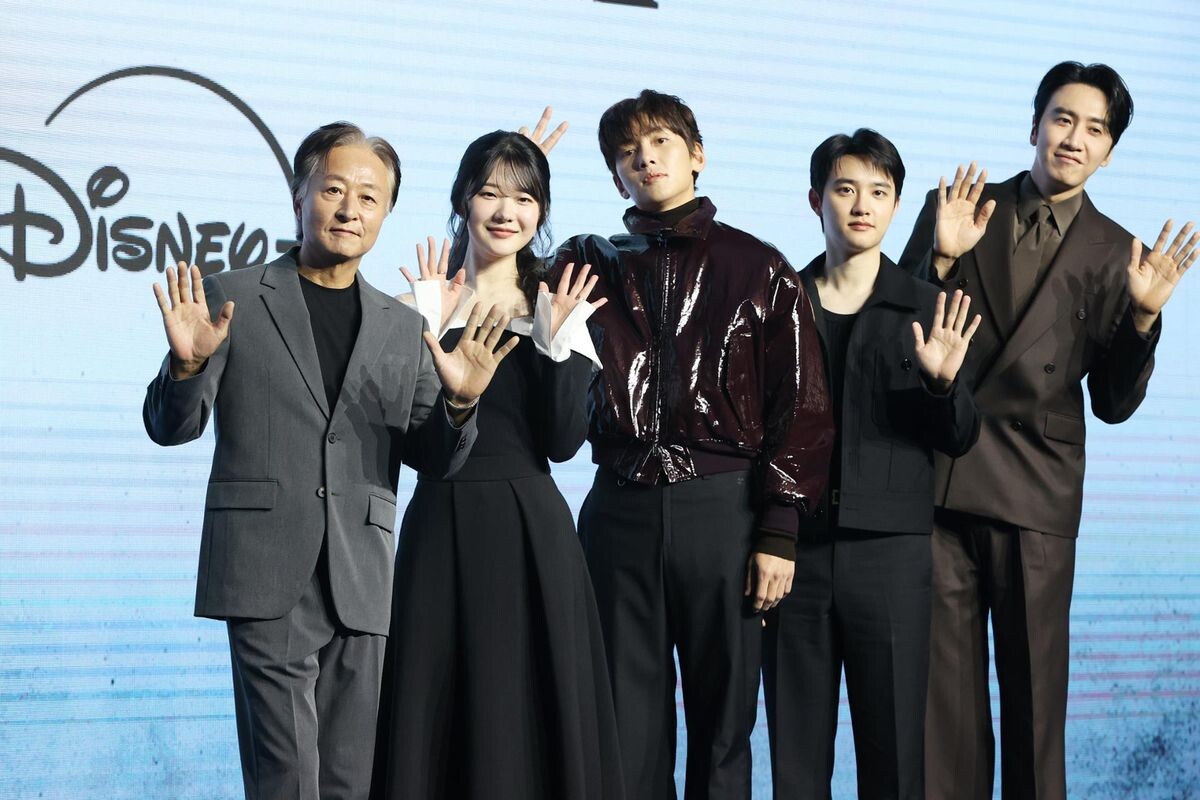 Слева направо: актёры Ким Чон Су, Чо Юн Су, Чжи Чан Ук, До Кён Су и Ли Кван Су.