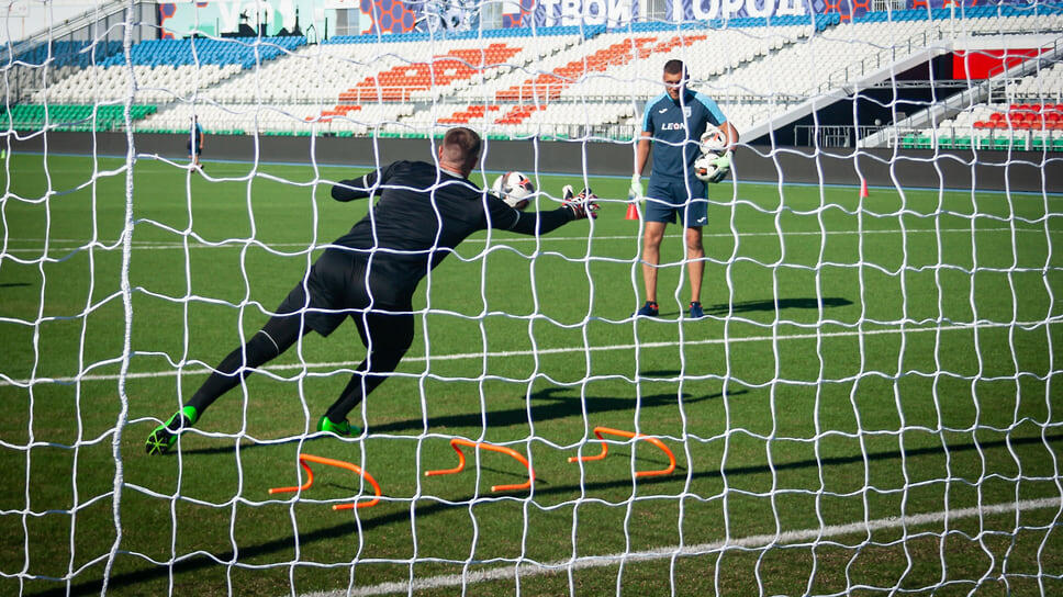 38-летний капитан и вратарь Александр Беленов несколько раз спасал команду.📷Фото: Идэль Гумеров