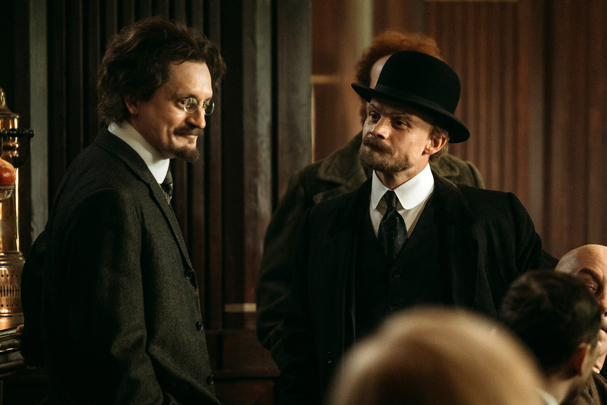 Кадр из сериала. Как только эти карикатурные (у Кончаловского) революционеры власть получили? Не иначе, случайно и на немецкие деньги? Фото Яндекс.Картинки. 