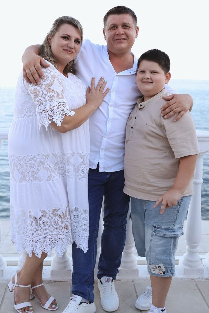    На этом фото – счастливые Александр Лозовой, его жена Анастасия и их сын Мирон. В марте этого года Александра не стало. Память о нем и его боевых товарищах теперь живет в мемориале, который Анастасия создала у своего дома / фото из семейного архива Анастасии Кувшиновой