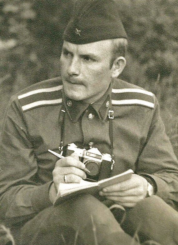 НА  СНИМКЕ:  Виктор Андрусов,  курсант 3-го курса факультета журналистики Львовского высшего военно-политического ордена Красной Звезды училища. 1970 год. 