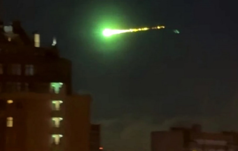    На кадрах видно, что "светящийся шар" пролетает над жилыми домами, оставляя за собой яркий зеленоватый след. Скриншот kp.ru