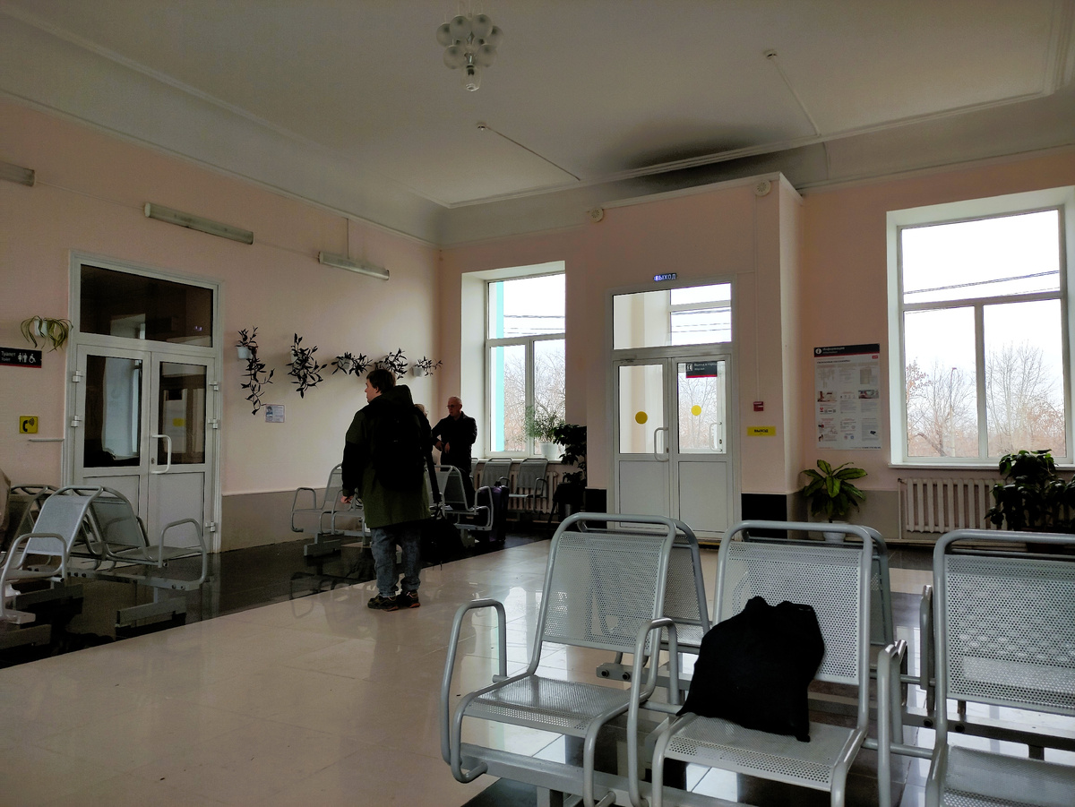 Внутреннее помещение железнодорожного вокзала в городе Ирбит Свердловской области. Фото автора.