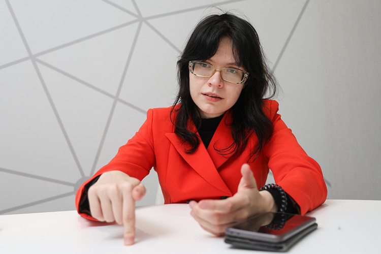    Александра Ромашова второй год подряд получает «золото» за победу в международной олимпиаде по химии.   
Фото: Андрей Титов