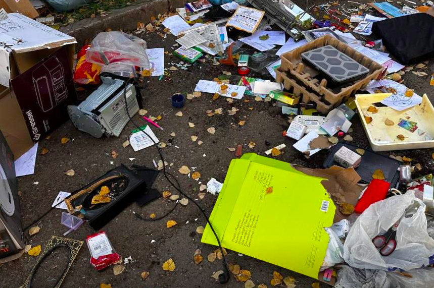 Мужчина выбрасывал с балкона вещи и дочь. Фото: Известия