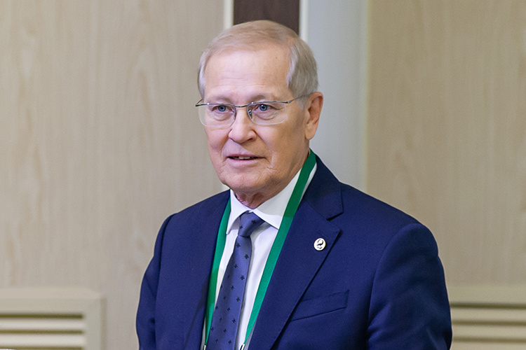    Рустем Хасанов: «Сегодня рак желудка на 6–7-м месте [в структуре распространенности раковых заболеваний], в Татарстане заболевают раком желудка чуть больше тысячи человек ежегодно».   
Фото: «БИЗНЕС Online»