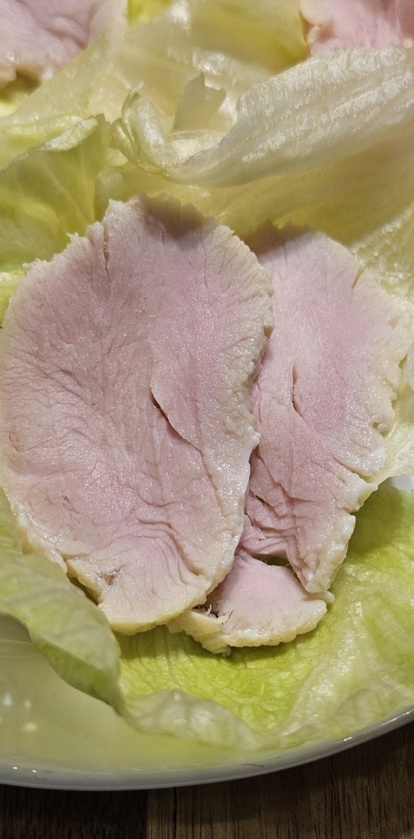 Фото автора. В этот раз колер и текстура  грудки особенно хороши. Я не совершила ошибок: разморозила в холодильнике, не забыла добавить нитритную соль в маринад, выдержала 3 дня и готовила 2 часа при 75 градусах. И даже холодильник 12 часов выдержала) Обычно я где-то да забудусь)