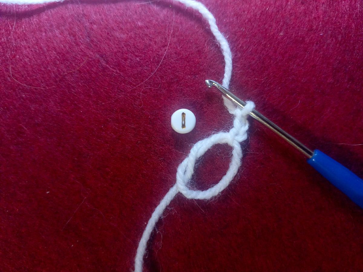 Начинаю с петли амигуруми и трёх воздушных.