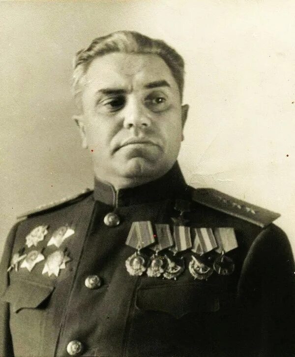 Николай Эрастович Берзарин — советский военачальник. Командующий 27-й, 34-й, 39-й и 5-й ударной армиями РККА во время Великой Отечественной войны. Первый комендант взятого советскими войсками Берлина.