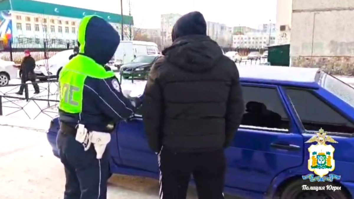    Пошутил: в Нижневартовске поймали водителя, который заехал в магазин с мигалками