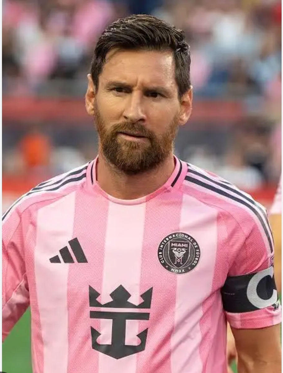 Стиль у Месси более спокойный и обводит Лионель чуть окуратней.