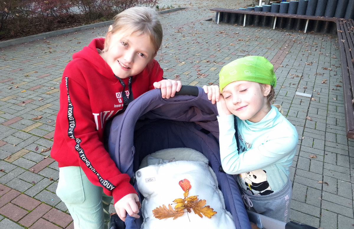 "Мама, пусть у Егорки в коляске будут осенние листики!":))